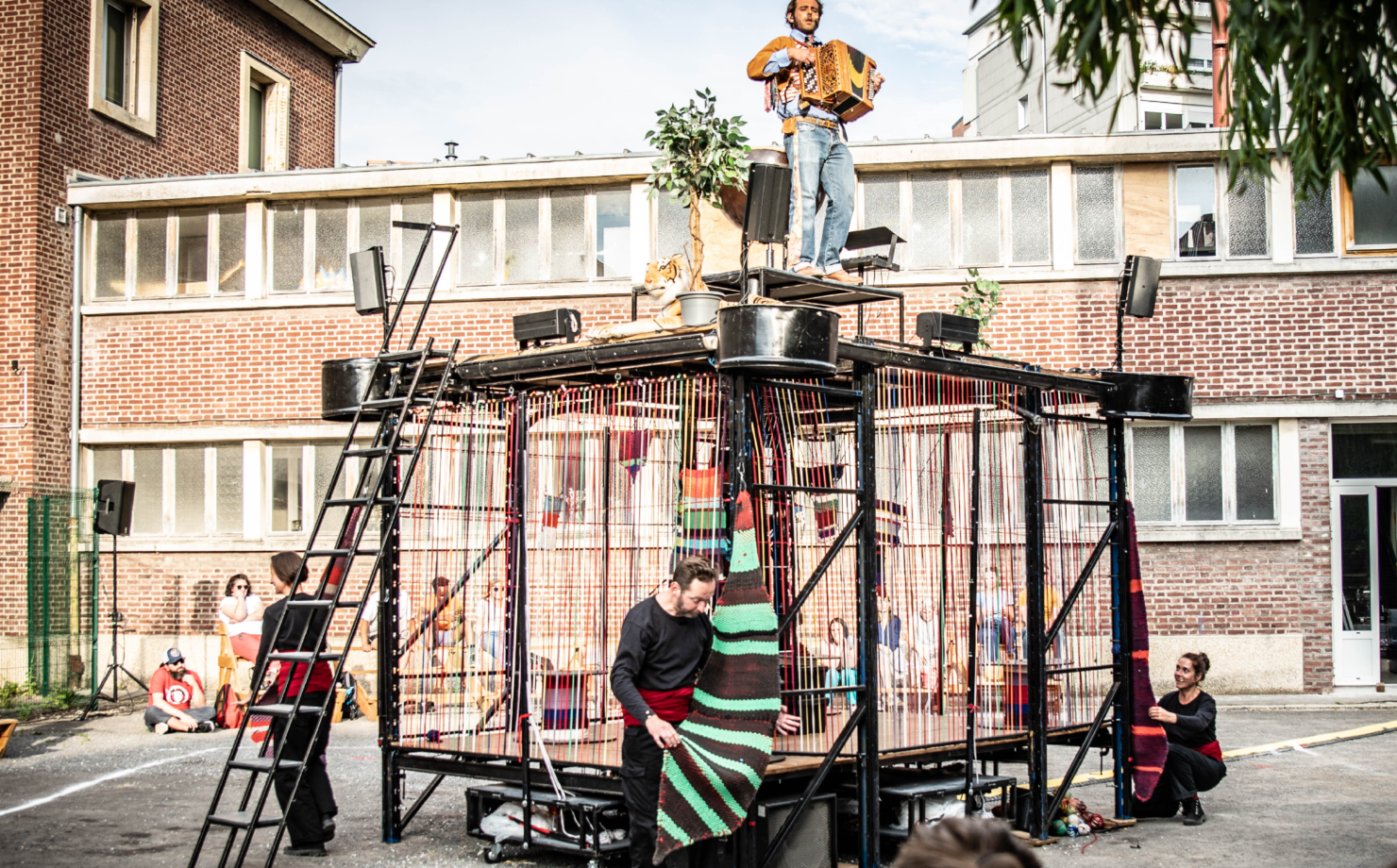 Les Tisseurs d’Instants – Théâtre de Rue – Cie Issue de Secours
